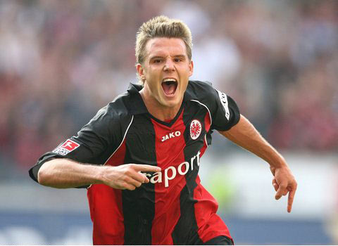 赛程因U, 亚的左边锋