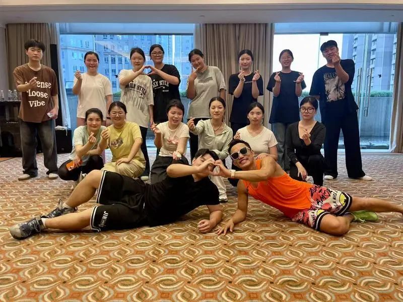 来自上海黄, 的优雅步法, kigD