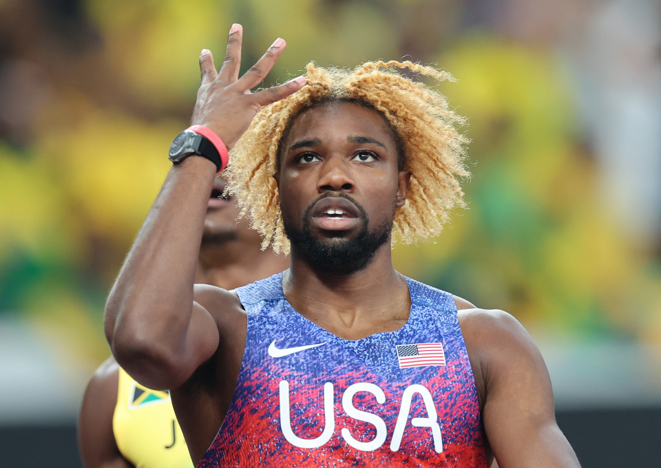 新华社记者, 前左